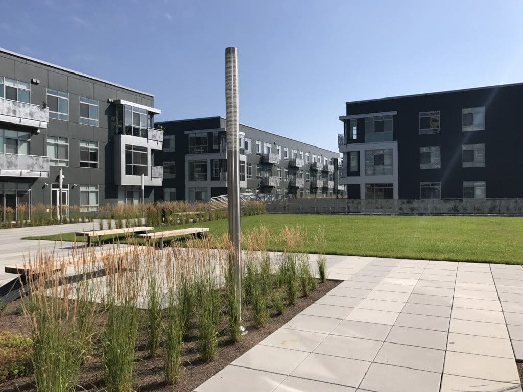 Building 1 - Lawn View SkyGarden with Grasses and SkyWalk Pavers